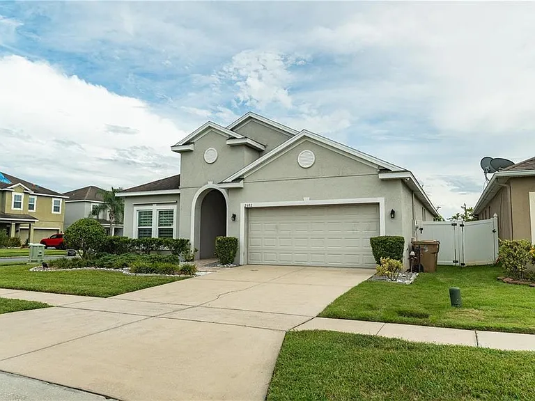 2592 Isabela Ter — Photo 1