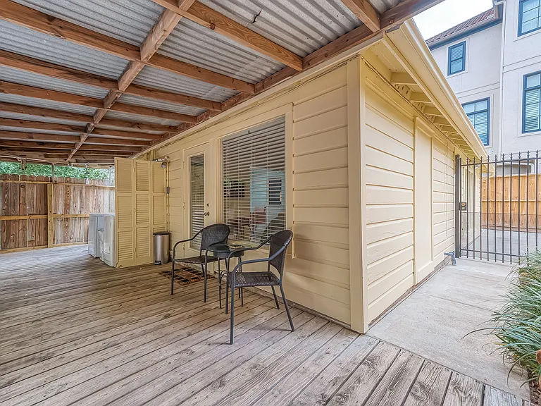 2415 1/2 Rosamond St — Photo 23