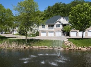 900 Woodhill Ct, Hopkins, MN 55343
