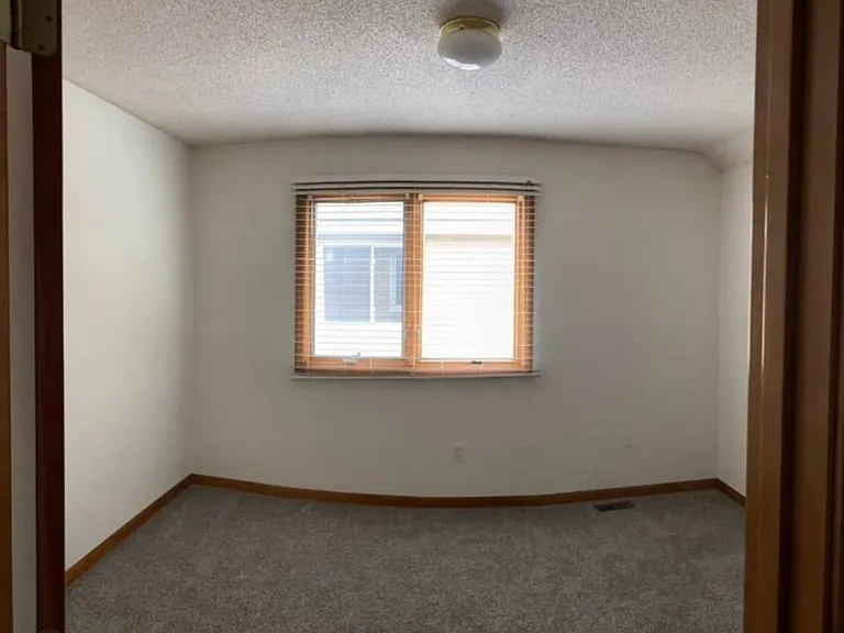302 Eisenhower St — Photo 10