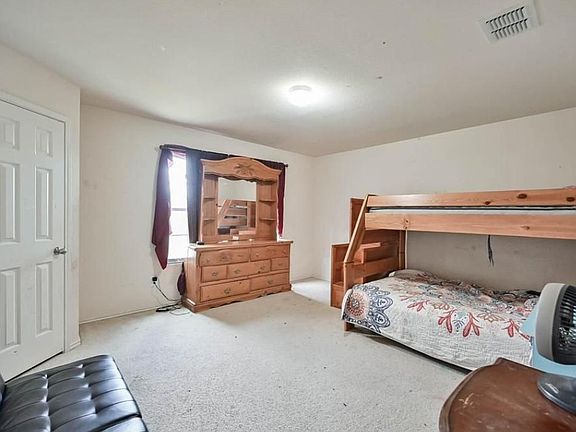 4th image of 833 Crystal Dr