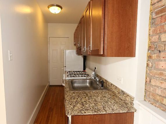 3rd image of 953 W Cornelia Ave APT 1A
