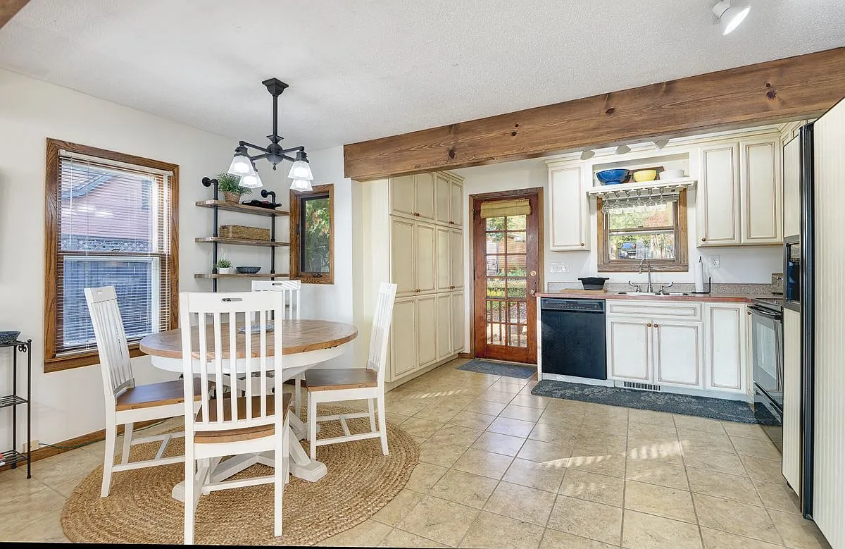 2 bed, 1.0 bath, 892 sqft, $1,700 — Photo 3