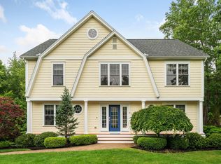 40 Chisholm Farm Dr, Stratham, NH 03885