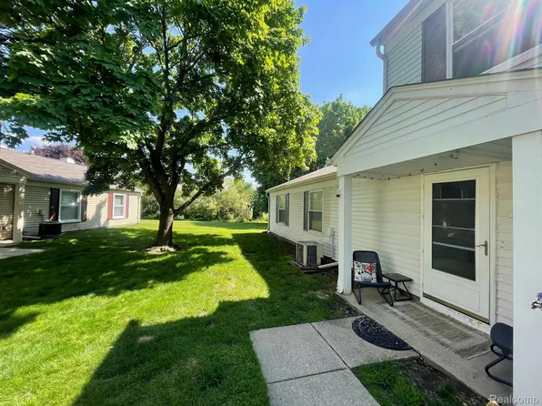 3053 Oakridge Ct, Lake Orion, MI 48360