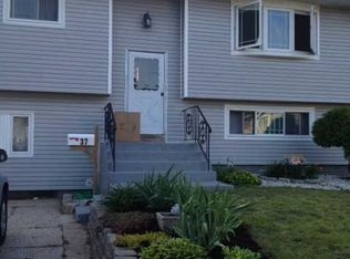 37 Oakridge Dr, Bay Shore, NY 11706