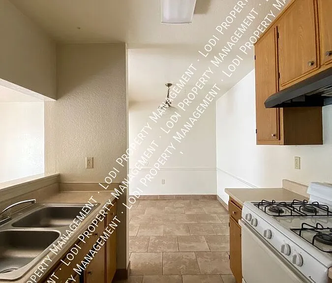 511 Almond Dr #2 — Photo 6