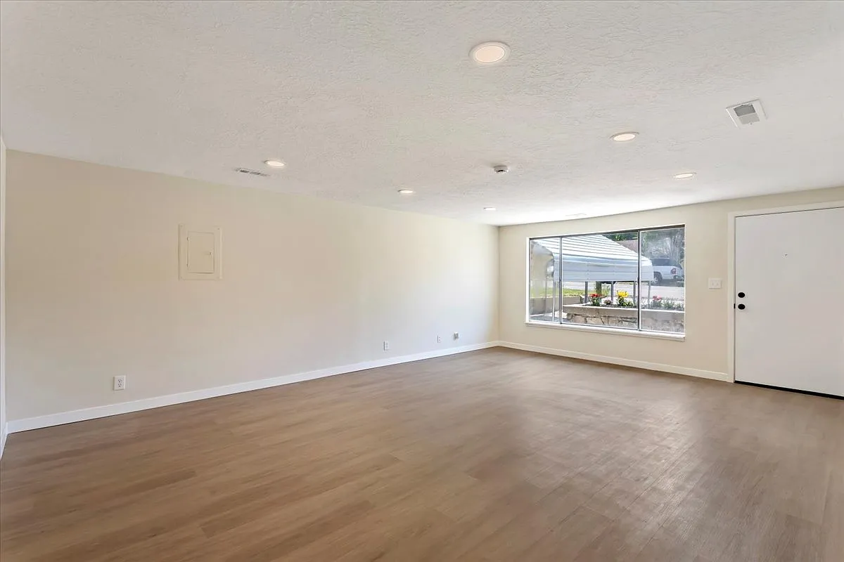 4 bed, 1700 sqft, $2,495 — Photo 2
