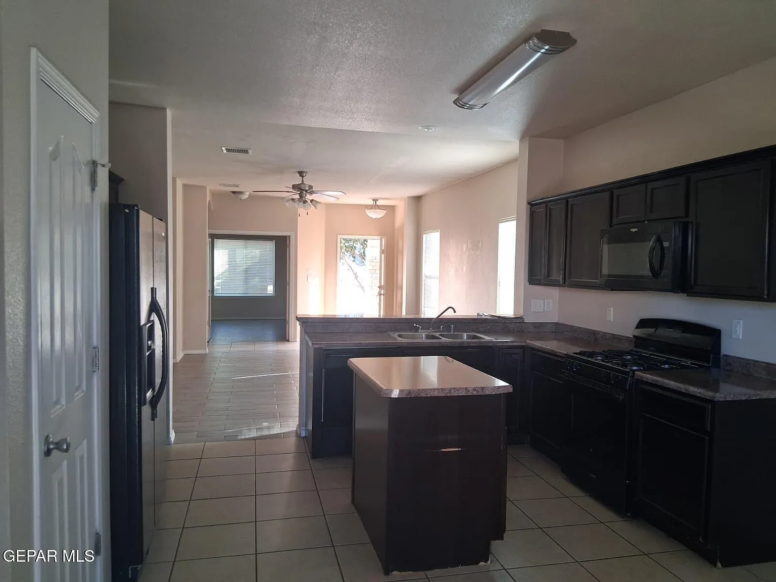 4 bed, 2.0 bath, 1685 sqft, $2,200 — Photo 3