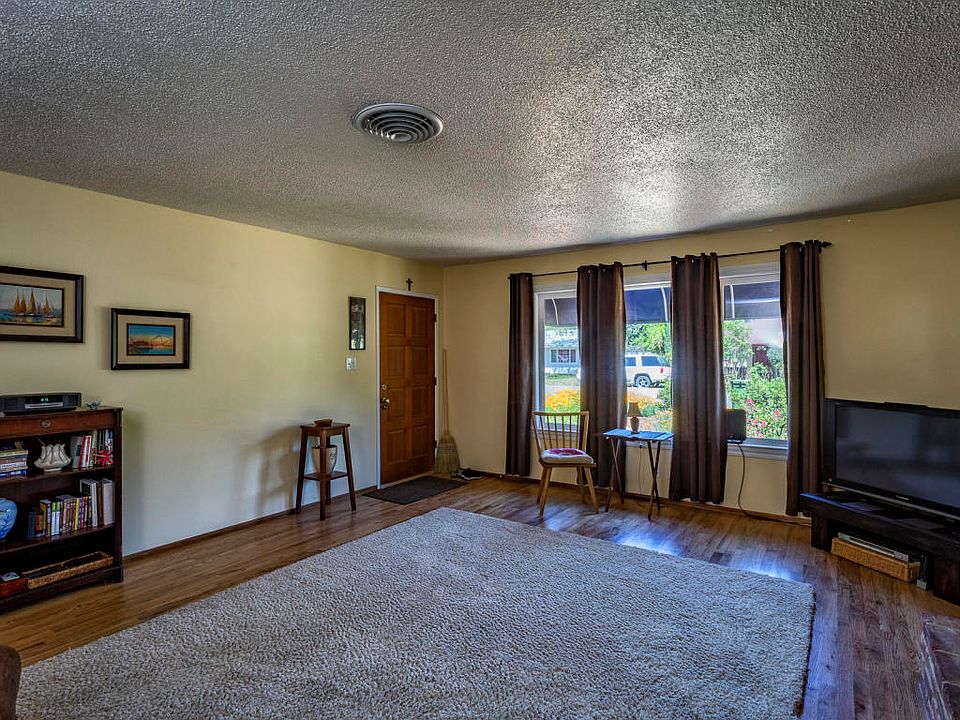 2nd image of 1075 De Moll Dr
