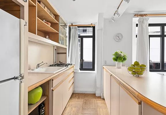 3rd image of 25 W 54th St APT 10E