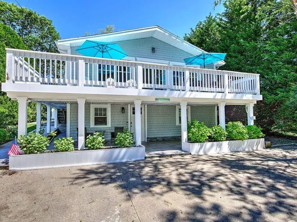 36 Fairway Dr, Narragansett, RI 02882