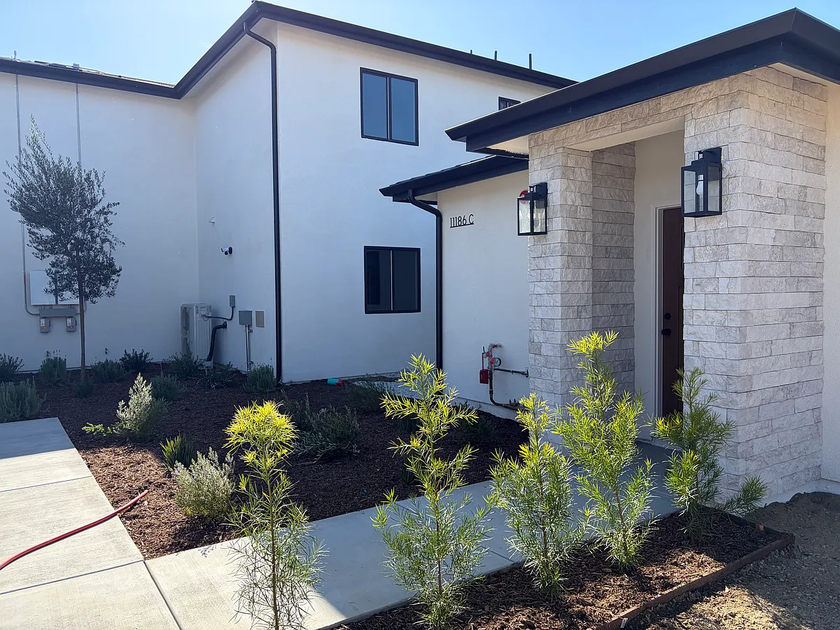 Building Photo - 11186 Vernon Ave #B