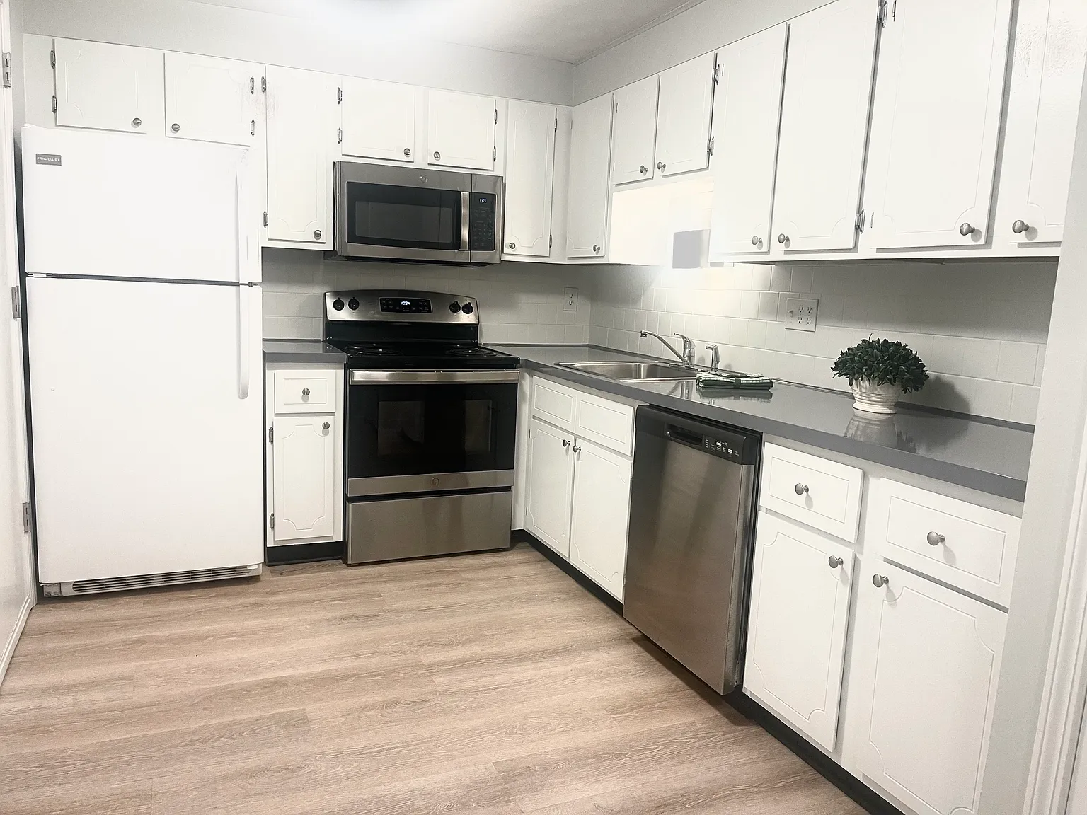 1 bed, 690 sqft, $1,800 — Photo 3