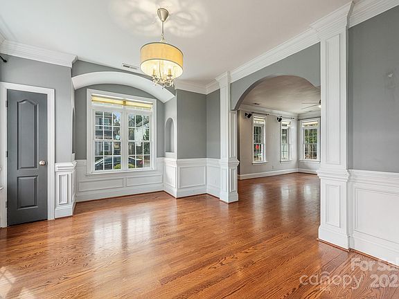 5th image of 8105 Dumphries Dr