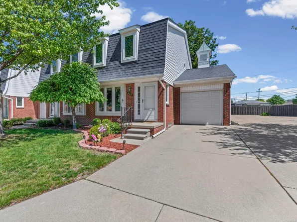 500 Pineview Ct, Saint Clair Shores, MI 48081