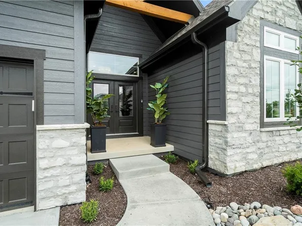 2206 NW Killarney Ln, Lees Summit, MO 64081