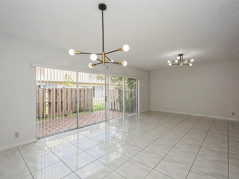 8208 NW 8th Pl — Photo 5