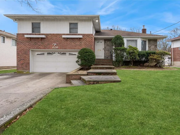 126 Stratford, Roslyn Heights, NY 11577