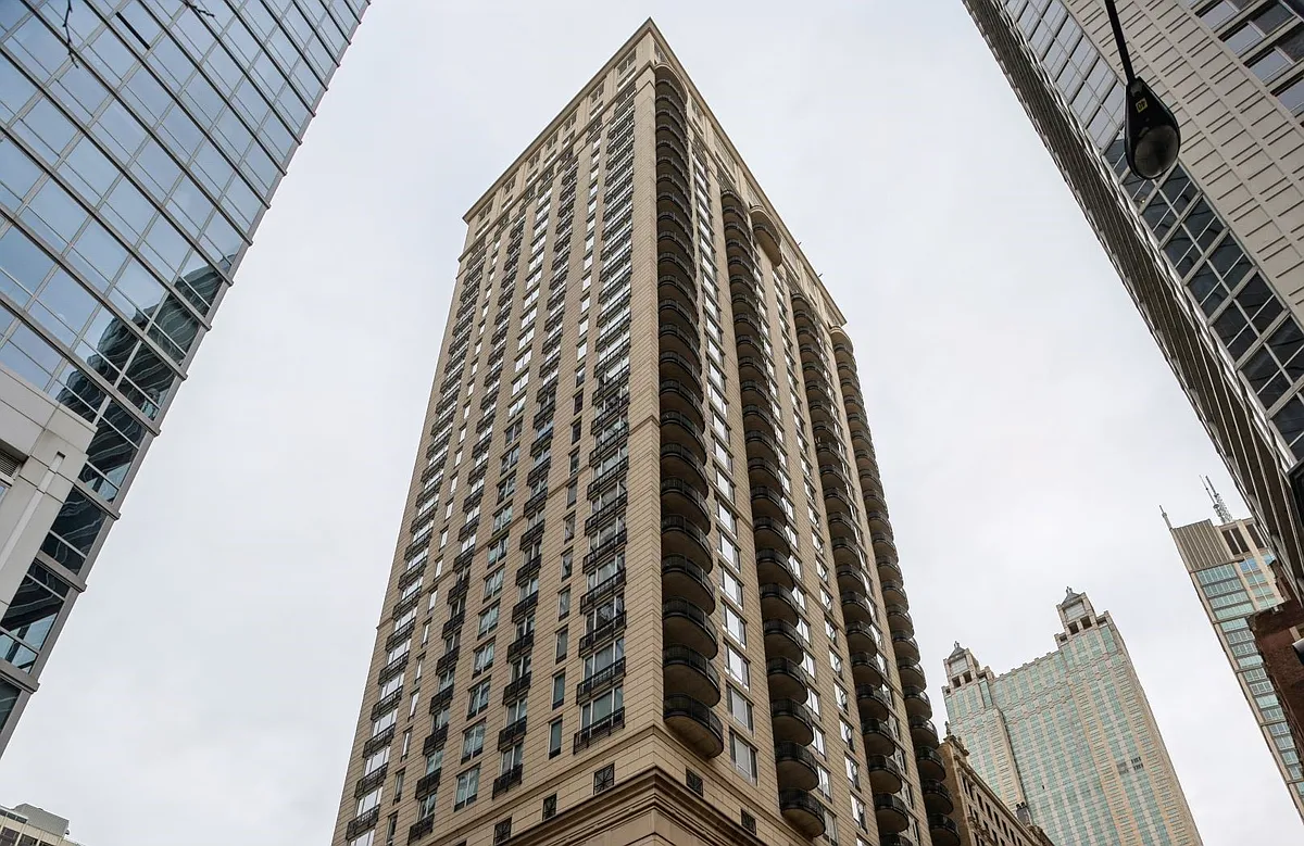 Building Photo - 10 E Delaware Pl #14A