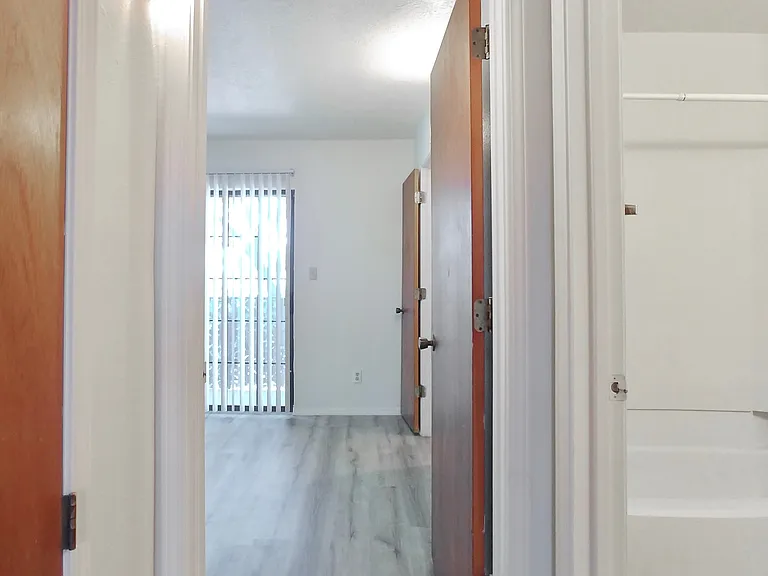 Updated Downtown 1 Bed w/ free WIFI & Gated Parking — Photo 19