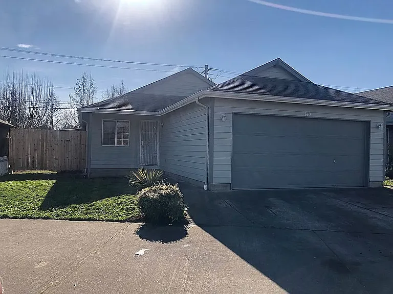 140 Lyon Pl SE — Photo 1