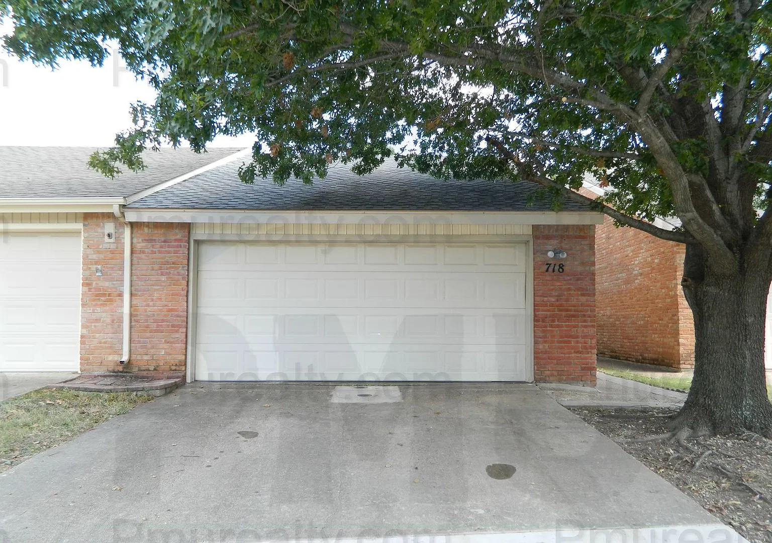 Available Now Gorgeous 3+ Bed 2-Bath Townhouse In Great Neighborhood! — Photo 1