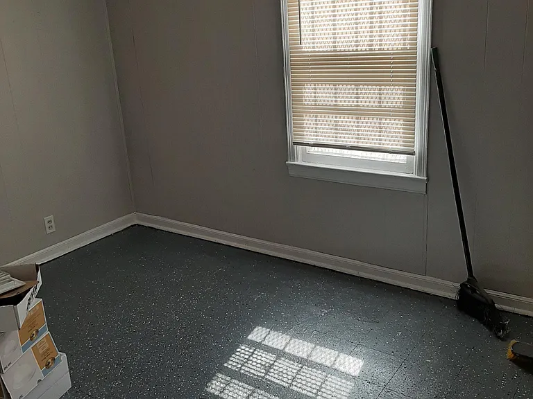 702 N 65th Ave — Photo 5