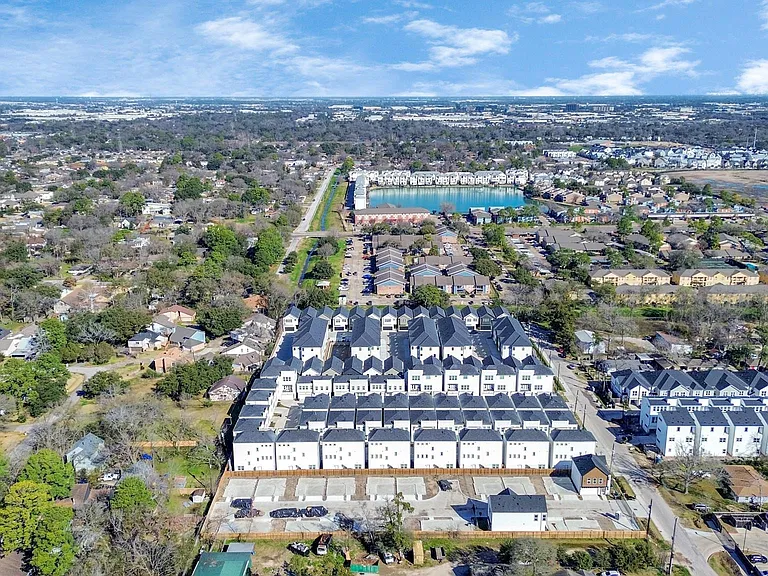 9029 Laverne Oak Ln — Photo 36