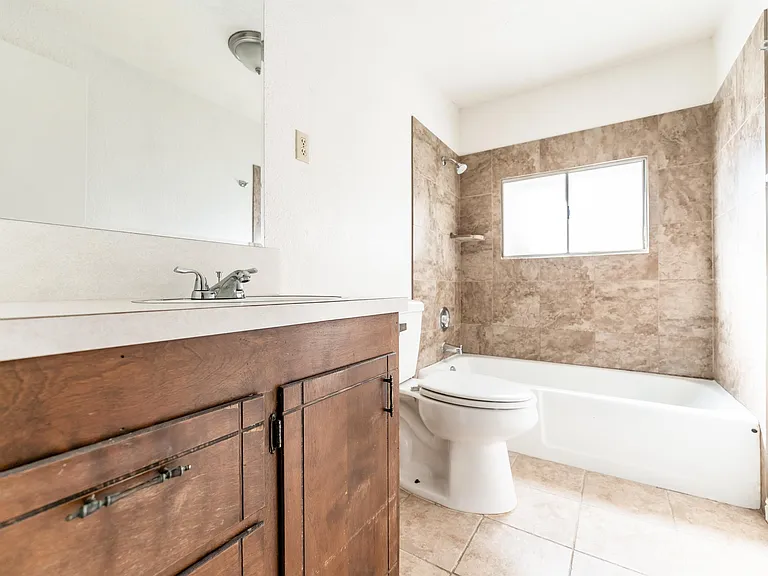180 E 100 N #2 — Photo 10
