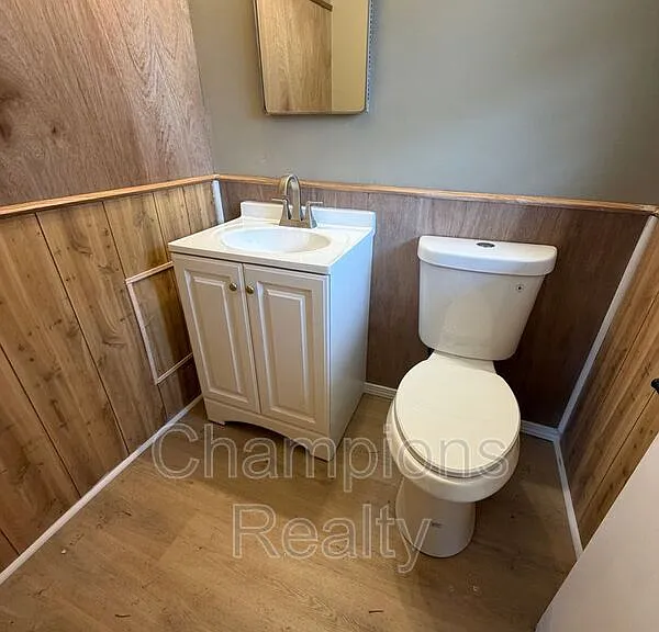 1502 Baker St — Photo 9