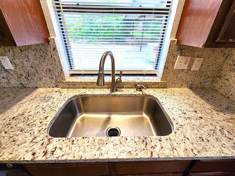 2202 Bolivar St — Photo 14