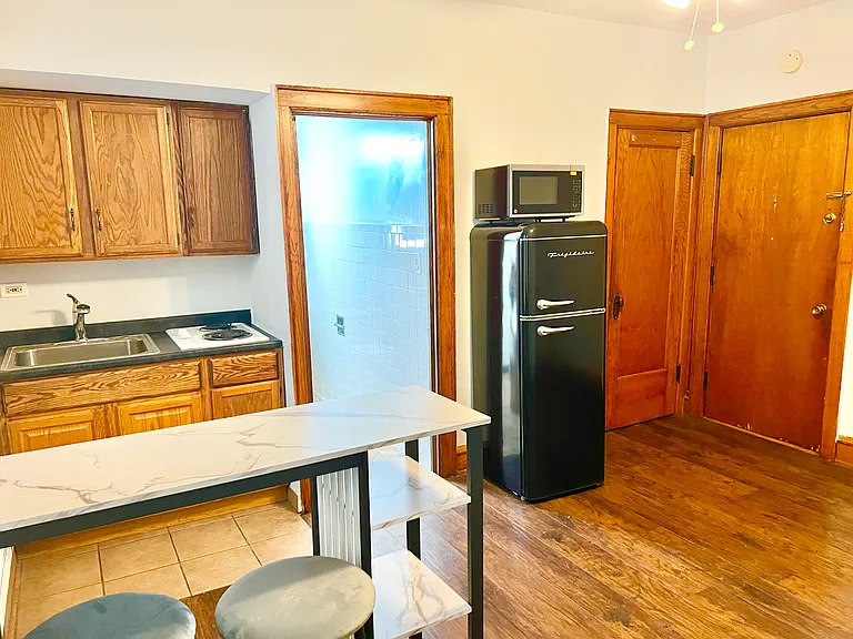 915 W Sheridan Rd #6 — Photo 7