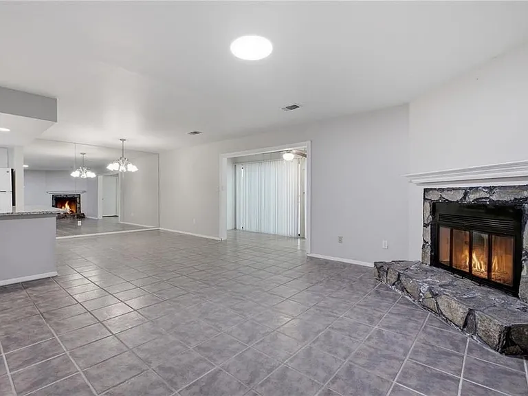 2183 Surrey Ct — Photo 10