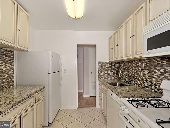 3rd image of 6001 Arlington Blvd APT 308