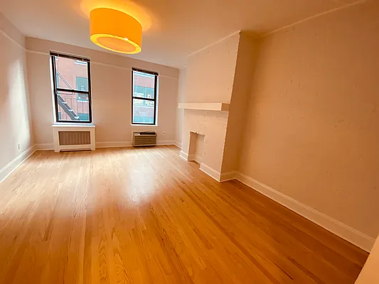 Rented by Metropolis Real Estate of Manhattan | media 4