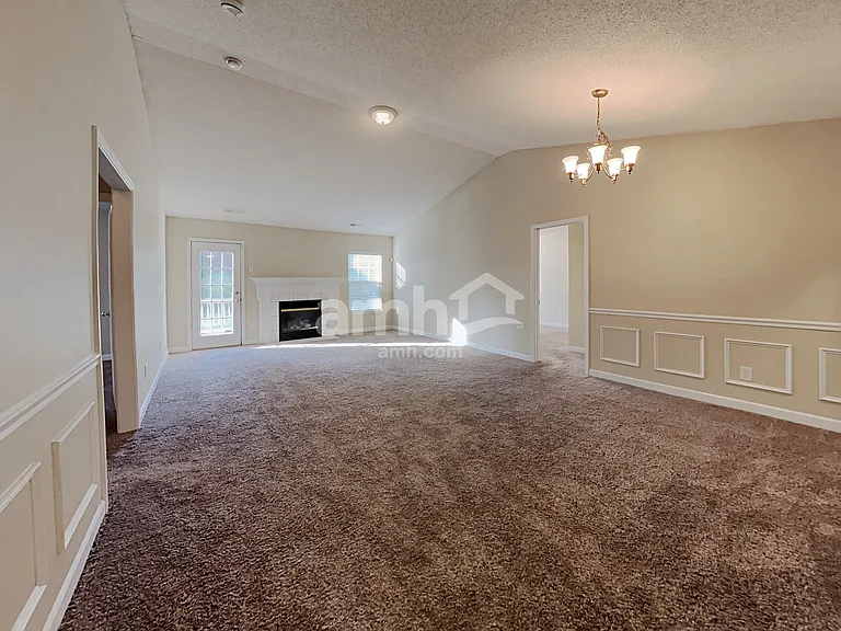 2208 Thorncrest Dr — Photo 5