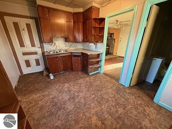 3rd image of 2425 E Roggy Rd