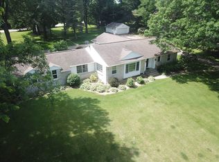 1151 Woodside Dr, Freeport, IL 61032