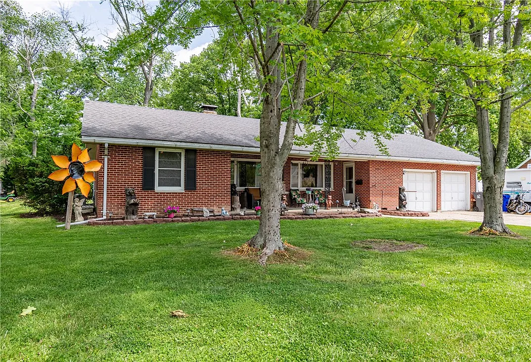 3232 E Leafdale Ave photo 1