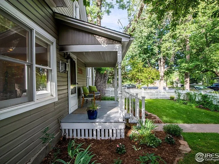2323 Mapleton Ave — Photo 4