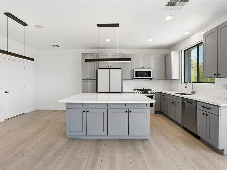 10011 N 1st Ave — Photo 25