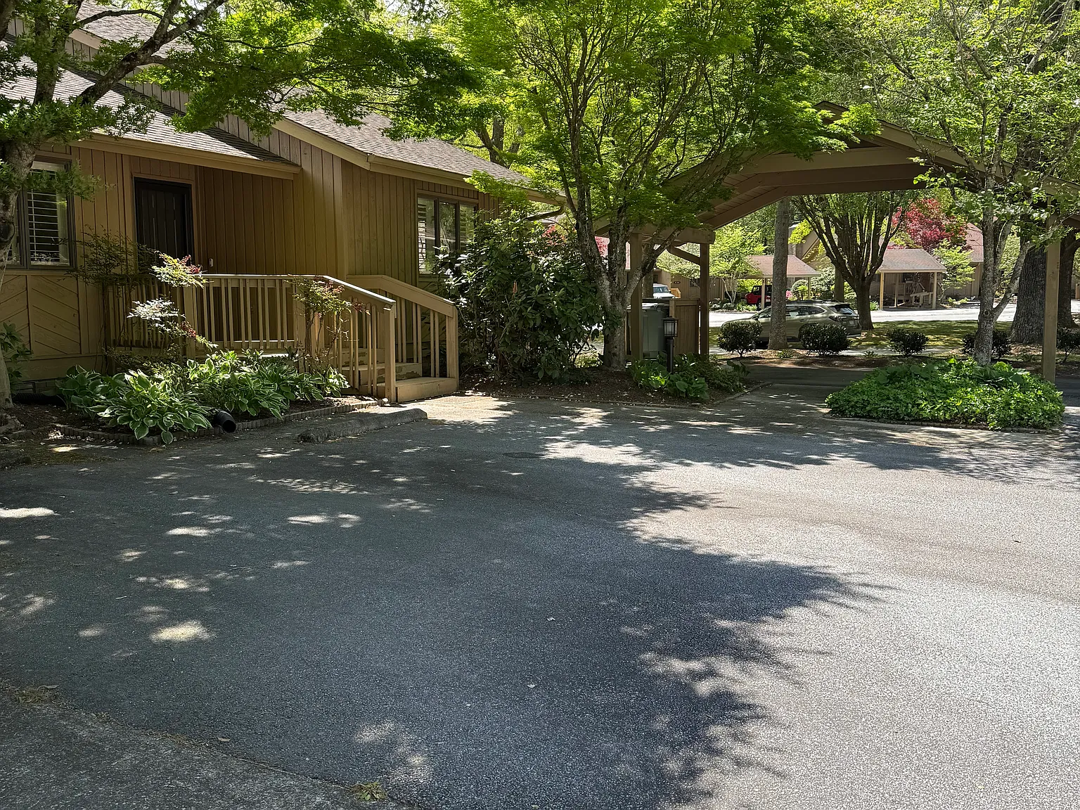 704 Red Oak Dr — Photo 2
