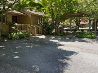 704 Red Oak Dr, Hendersonville, NC 28791
