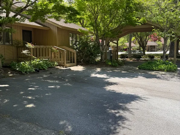 704 Red Oak Dr, Hendersonville, NC 28791