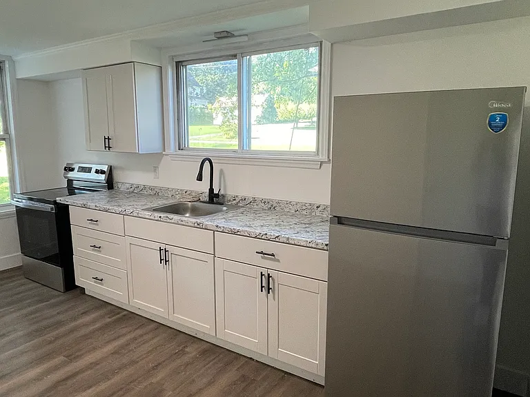 240 Robinson St — Photo 3