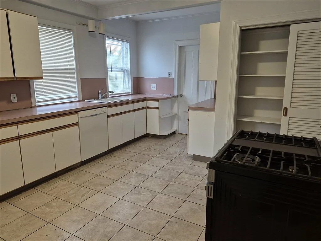 3 bed, 1.0 bath, 1300 sqft, $3,300 — Photo 4