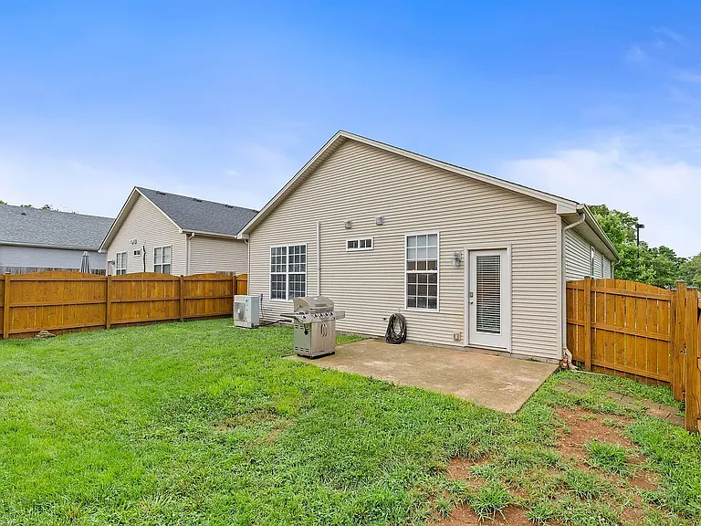 220 Shannon Ct — Photo 34