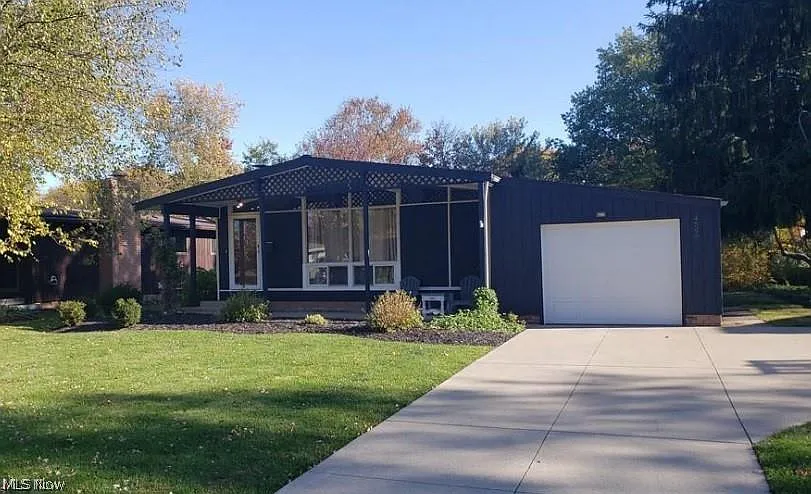 3 bed, 1.5 bath, 2040 sqft, $2,200 — Photo 1