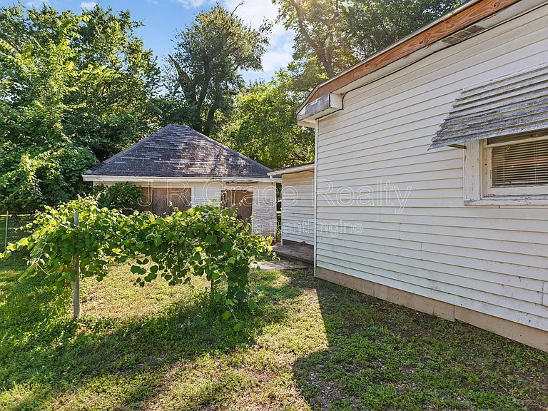 609 E Walker St — Photo 7